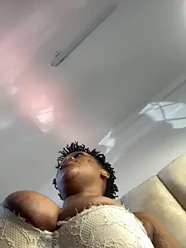 Boneca25 online show from April 6, 10:05 am