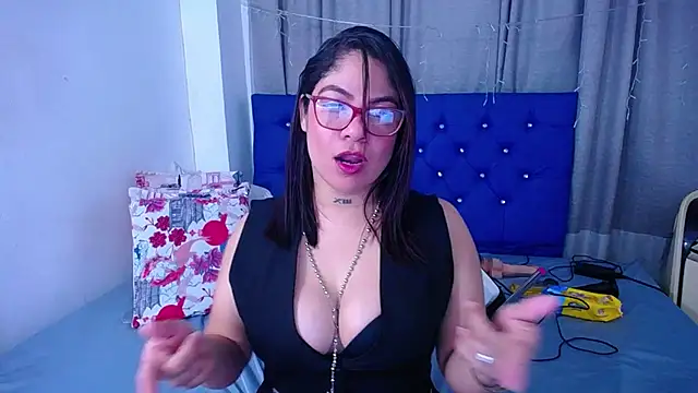 Snapshot of hornny_cougar chatting on October 10, 3:33 am hornny cougar online show from October 10, 3:33 am