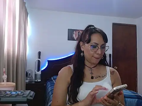 AloLovely  online show from April 21, 9:00 pm