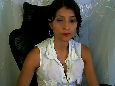 MissLatinaLat online show from April 8, 6:32 pm