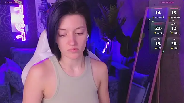 roxy riot  online show from April 1, 1:50 am