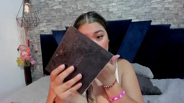 Sophia Brunett online show from February 4, 11:35 am