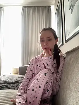 RosieMills online show from March 4, 7:59 am