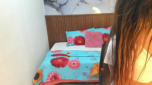 Holly 22 online show from June 3, 2:33 pm