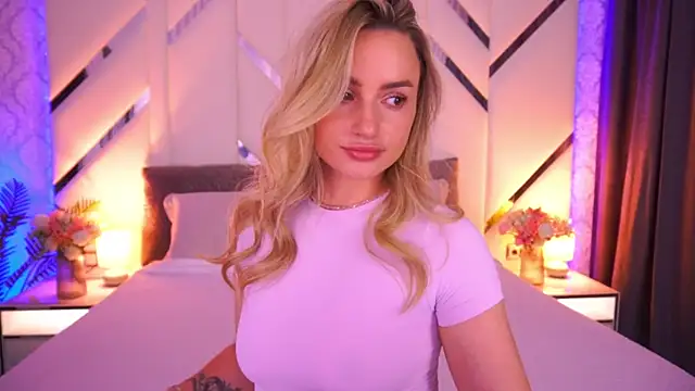 LindsieGreyy online show from July 4, 1:07 pm