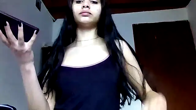 CHLOE ISABELL online show from April 8, 7:05 pm