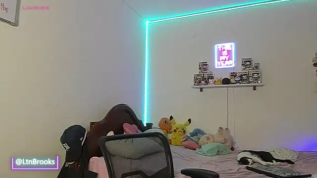 Annaa Brooks online show from April 12, 10:01 pm