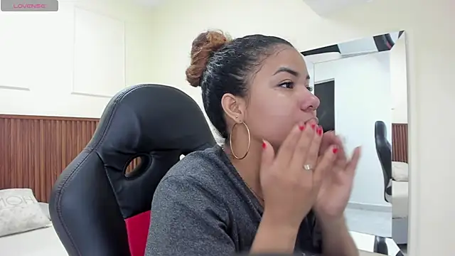 MELINAMARTINS online show from November 5, 7:41 pm