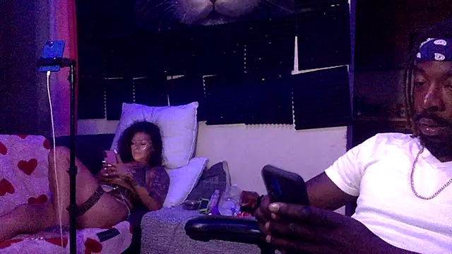 Snapshot of CoffeeNCreamHer chatting on September 16, 2:30 am CoffeeNCreamHer online show from September 16, 2:30 am