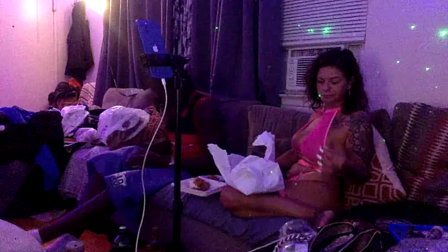 Snapshot of CoffeeNCreamHer chatting on September 12, 1:17 am CoffeeNCreamHer online show from September 12, 1:17 am