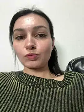 lunalovelee online show from April 4, 6:29 pm