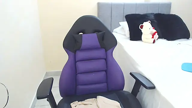 Keyra Dainty online show from December 3, 1:57 pm