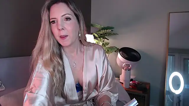 Snapshot of luscious-Lilly chatting on October 20, 8:50 am luscious-Lilly online show from October 20, 8:50 am