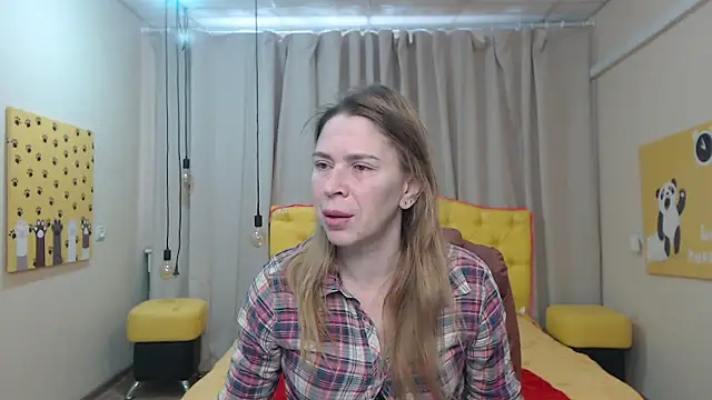 TessaDaybreak online show from February 18, 7:51 am