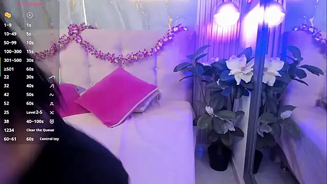 SalomeeHills online show from February 19, 4:39 pm