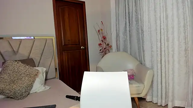 Zamira Taylor online show from March 14, 1:39 am