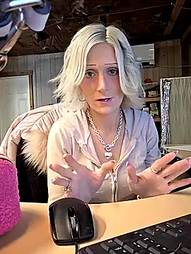 beautifulmee23 online show from January 8, 8:35 pm