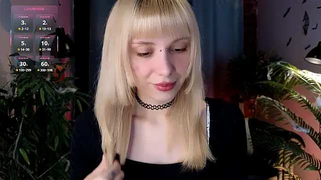 Snapshot of Cherry_Bite chatting on October 22, 9:42 pm Cherry Bite online show from October 22, 9:42 pm