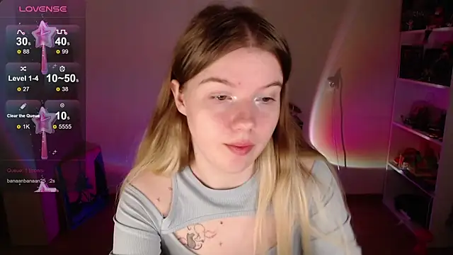 Snapshot of Strawberry_juli chatting on September 29, 6:40 am Strawberry juli online show from September 29, 6:40 am