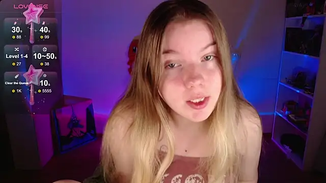Snapshot of Strawberry_juli chatting on October 3, 6:29 am Strawberry juli online show from October 3, 6:29 am