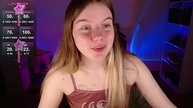 Snapshot of Strawberry_juli chatting on October 5, 6:18 am Strawberry juli online show from October 5, 6:18 am