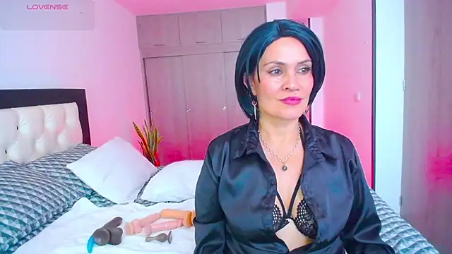 CarolinneFiotti online show from October 1, 9:09 pm