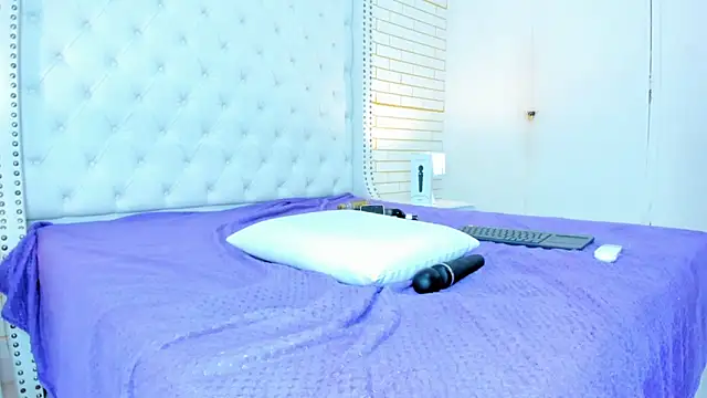 Emilly wilson  online show from December 5, 2:40 pm