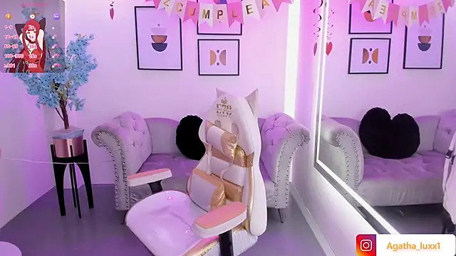 Snapshot of Agatha_luxx chatting on October 22, 12:32 pm Agatha luxx online show from October 22, 12:32 pm