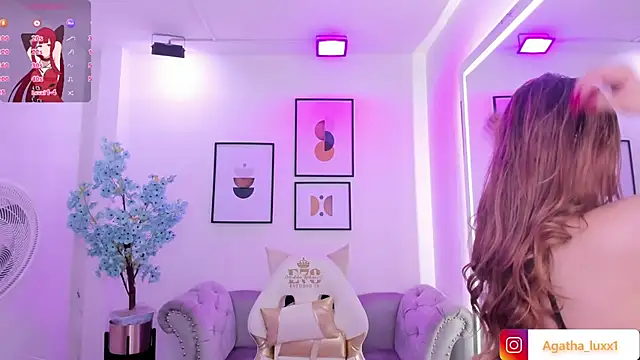 Snapshot of Agatha_luxx chatting on October 29, 12:42 pm Agatha luxx online show from October 29, 12:42 pm