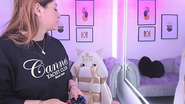 Snapshot of Agatha_luxx chatting on October 13, 12:30 pm Agatha luxx online show from October 13, 12:30 pm