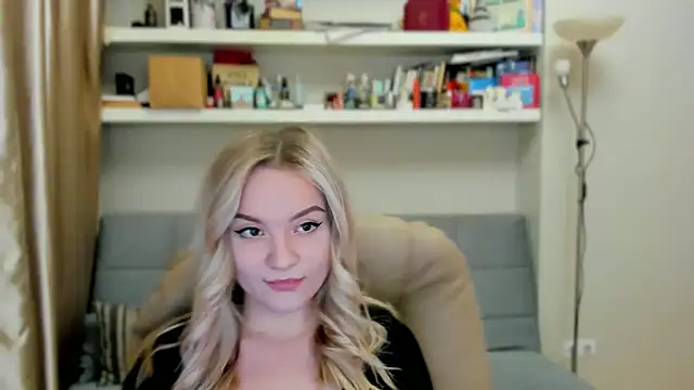 Snapshot of Kara_Smith_ chatting on October 18, 11:28 pm Kara Smith online show from October 18, 11:28 pm
