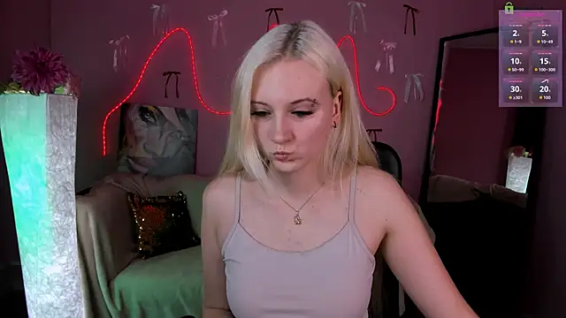 madam uliis online show from April 15, 10:27 am