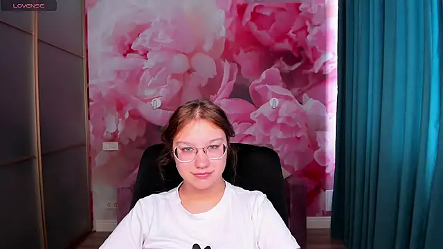 AngelinaLow online show from September 28, 11:37 am