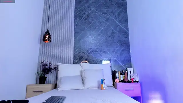 NicoleMadrird online show from April 14, 6:52 pm