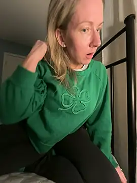 LittleMsMILF online show from March 18, 12:04 am