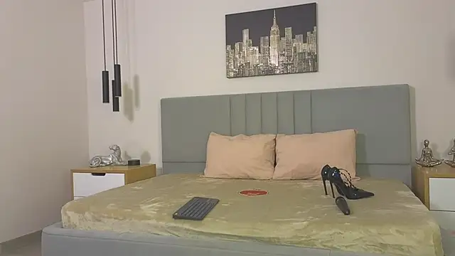 RoseWillsson online show from April 8, 12:51 pm