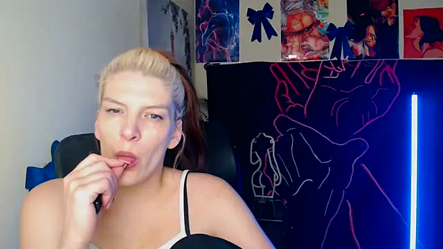 VanessaRey  online show from April 11, 6:00 pm