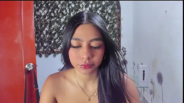 Snapshot of Sarahbrowm_ chatting on October 10, 7:52 pm Sarahbrowm online show from October 10, 7:52 pm