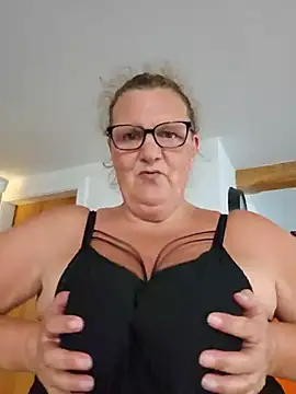MissQueenBeex online show from July 6, 1:49 pm