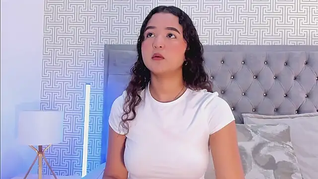 Evaa Lunna  online show from April 16, 8:41 pm