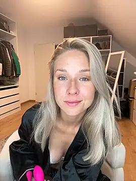 Snapshot of celis_secret chatting on September 30, 5:13 am celis secret online show from September 30, 5:13 am