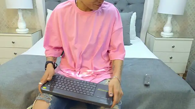 ZoeKrug online show from October 13, 11:57 am