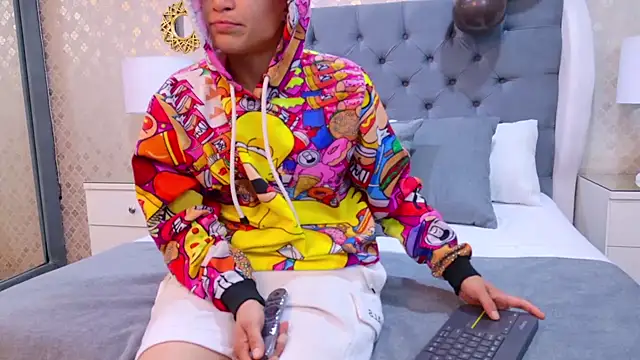 ZoeKrug online show from October 7, 11:47 am