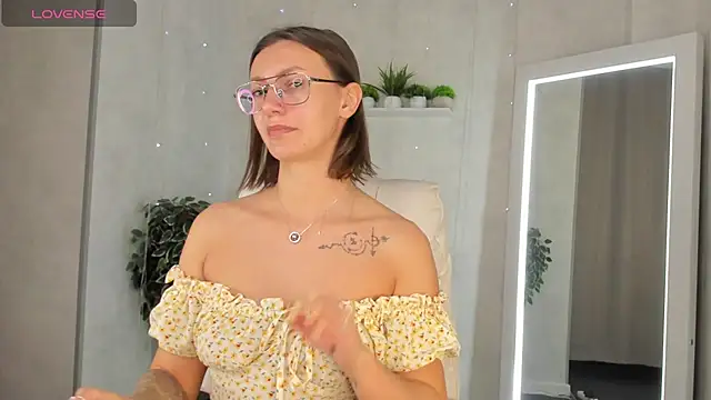 Snapshot of Elina_Gravess chatting on September 8, 11:59 pm Elina Gravess online show from September 8, 11:59 pm