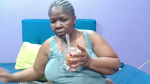 Snapshot of NaughtyChubbyZoe chatting on October 5, 5:56 am NaughtyChubbyZoe online show from October 5, 5:56 am