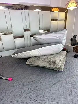 Skylar Smith  online show from March 14, 1:23 pm