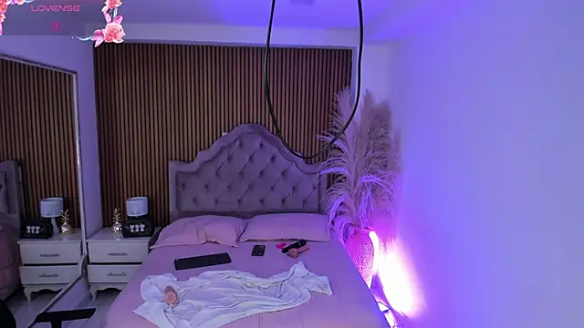 Starbutterflyy  online show from April 10, 6:30 am