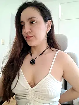 KattyHotson online show from August 4, 6:25 pm