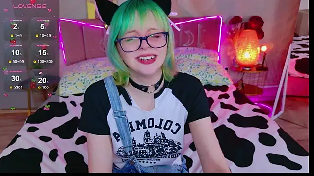 CoralineYoung online show from April 19, 8:25 am