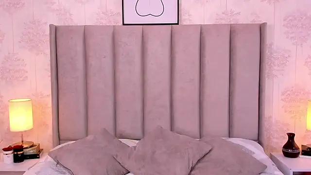 ShaynaHosk online show from April 7, 4:03 am